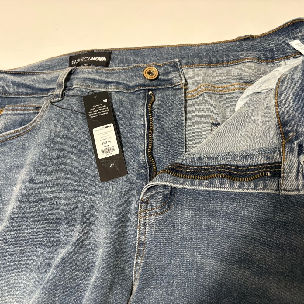 Fashion Nova NWT Plus Sz 14 Women’s Straight Leg Stretch Jeans Medium Wash - Picture 5 of 10